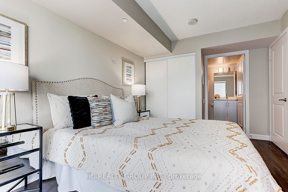 5168 Yonge St, #606