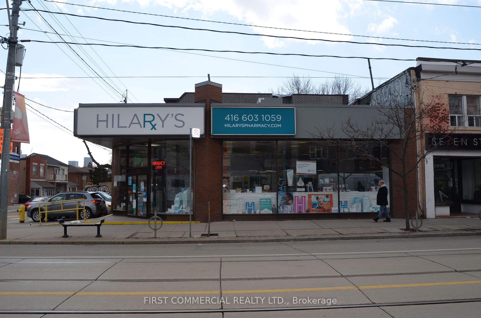 811 Dundas St W