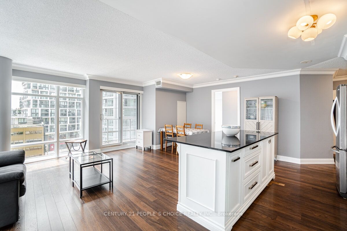 2191 Yonge St, #902