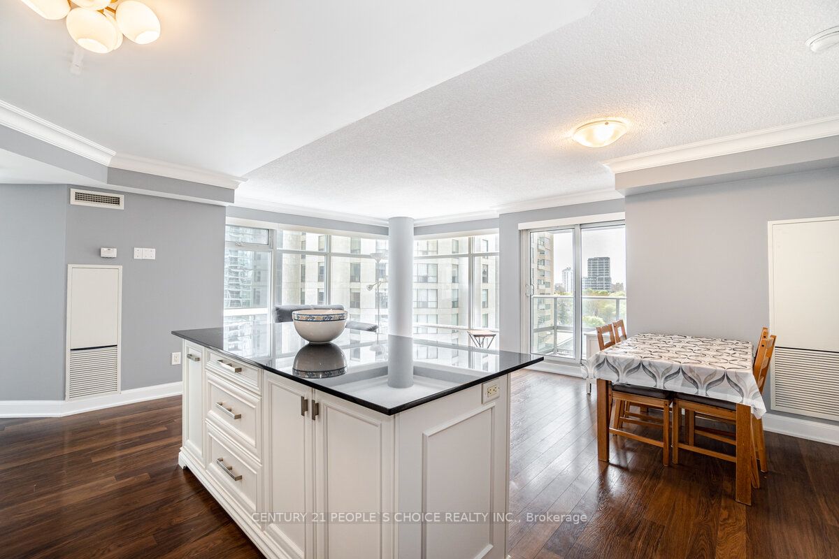 2191 Yonge St, #902