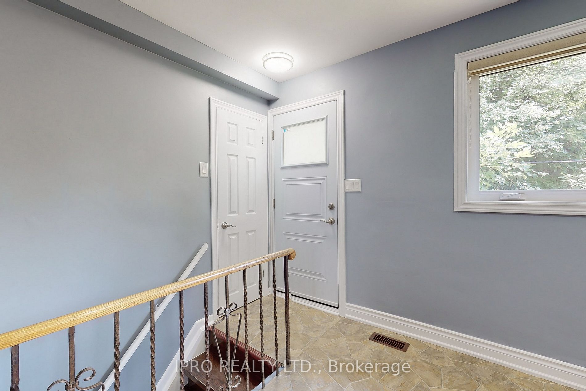 22 Royal Doulton Dr