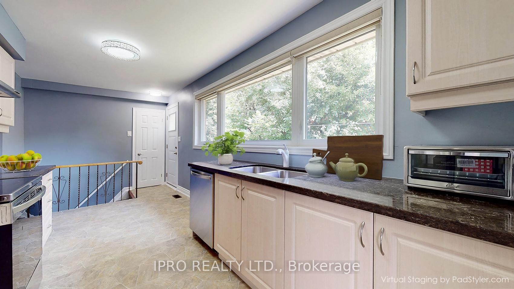 22 Royal Doulton Dr