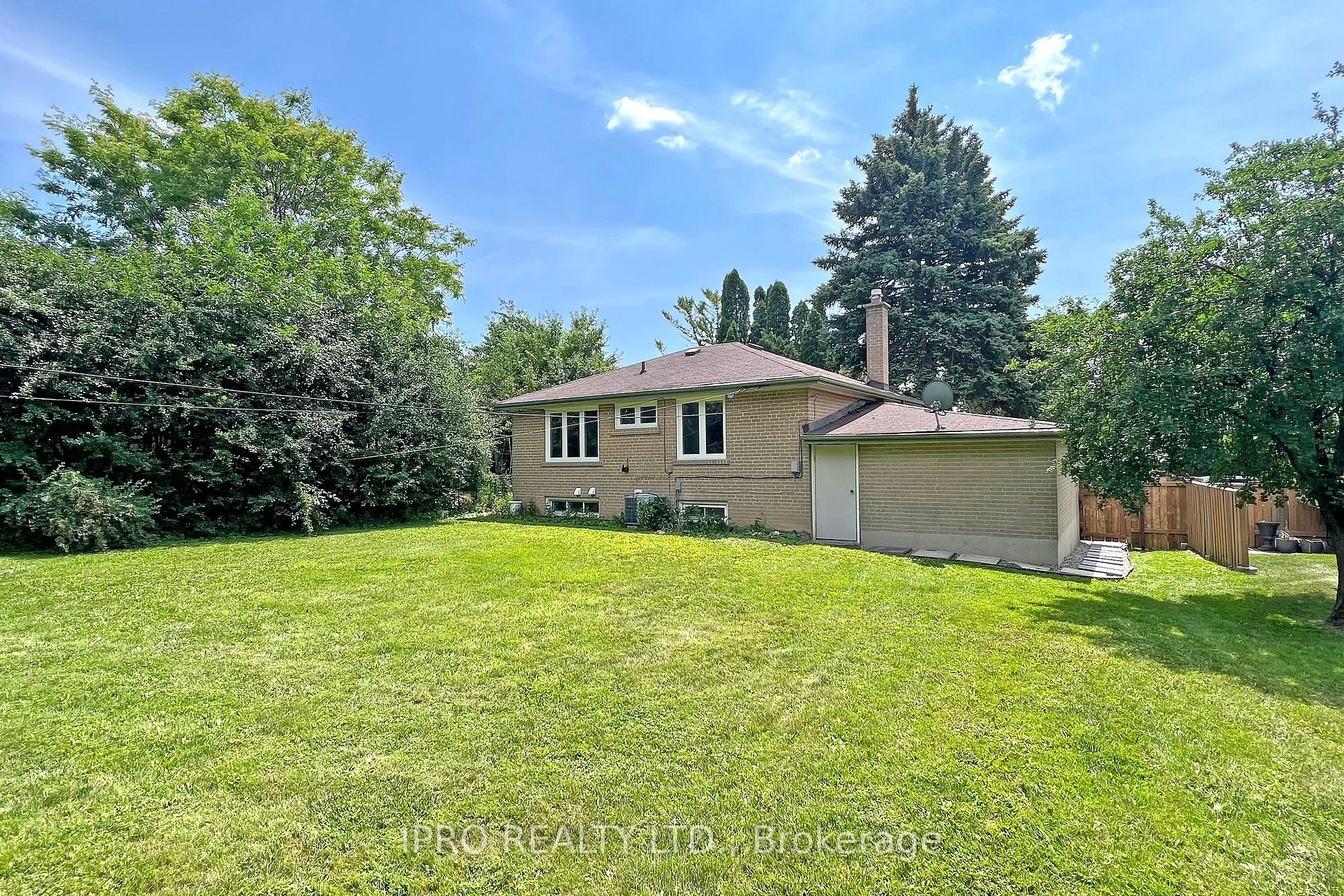 22 Royal Doulton Dr