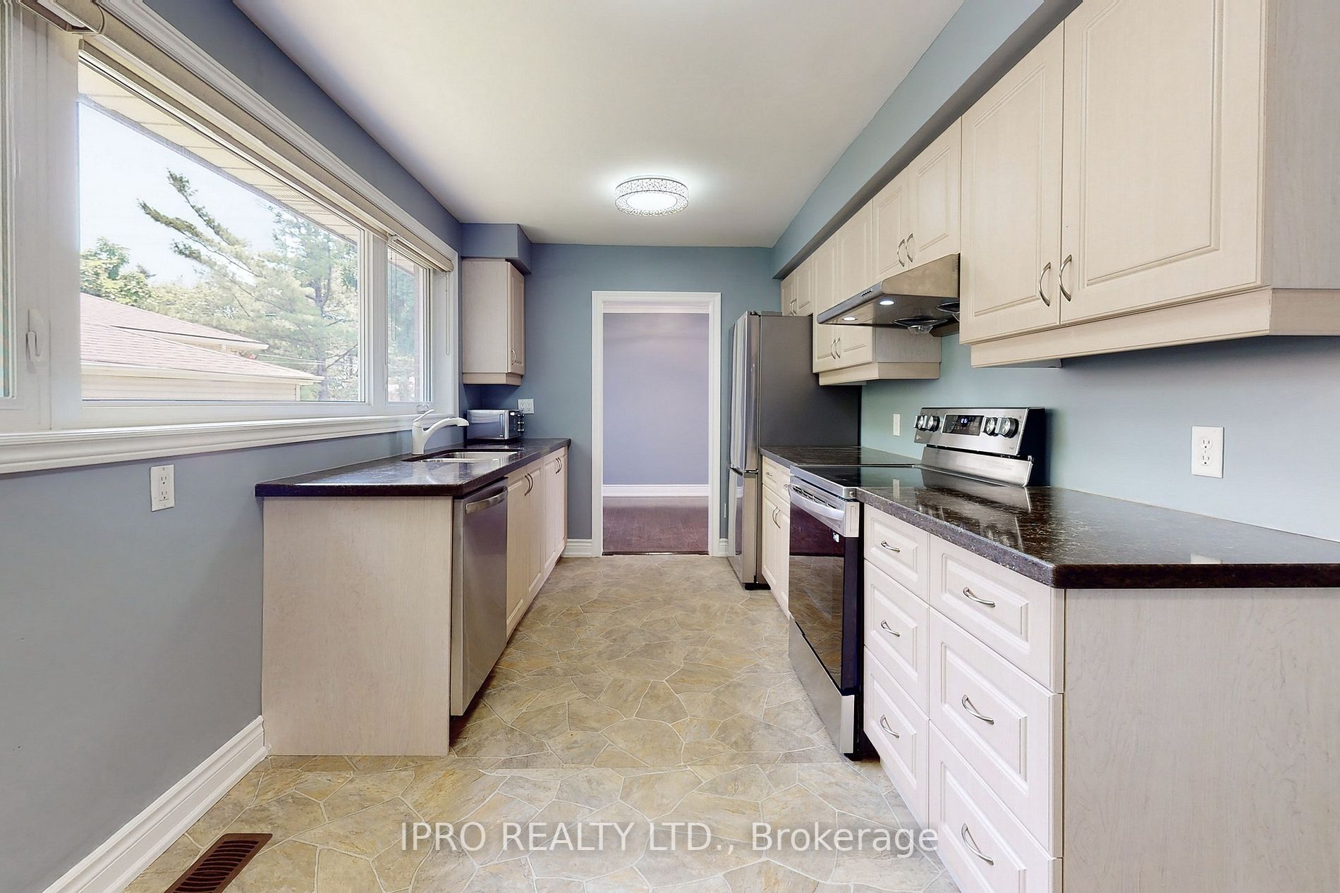 22 Royal Doulton Dr