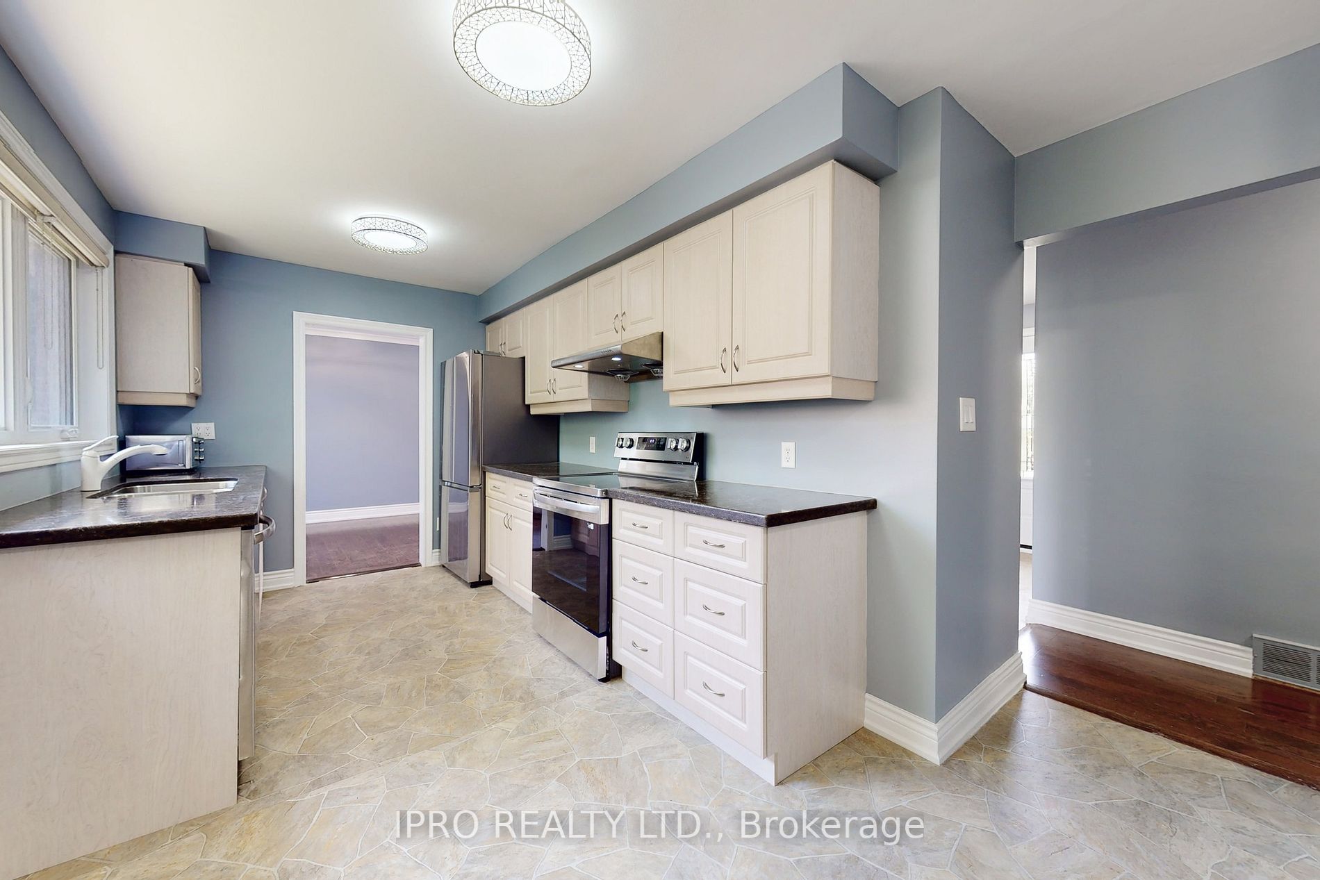 22 Royal Doulton Dr