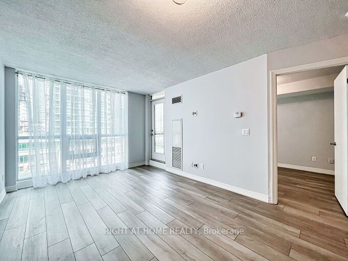 16 Yonge St, #803