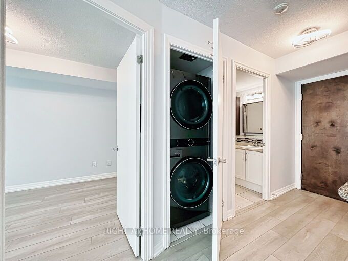 16 Yonge St, #803