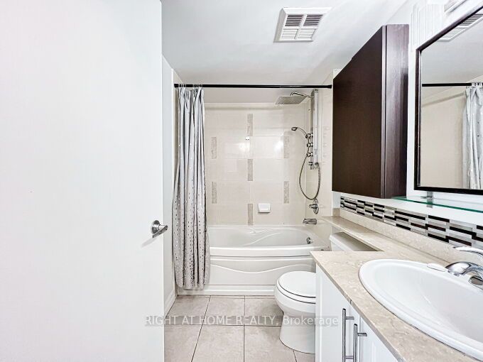 16 Yonge St, #803
