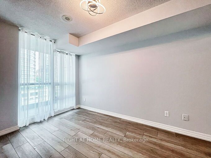 16 Yonge St, #803