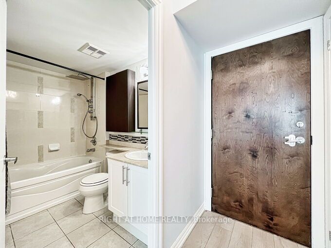 16 Yonge St, #803