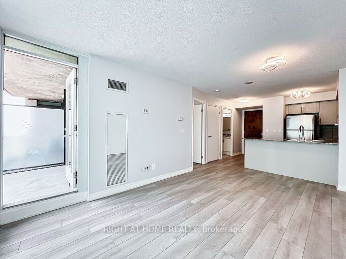 16 Yonge St, #803