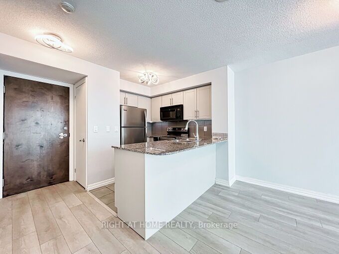16 Yonge St, #803