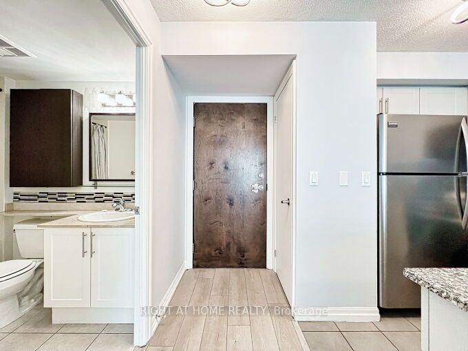 16 Yonge St, #803