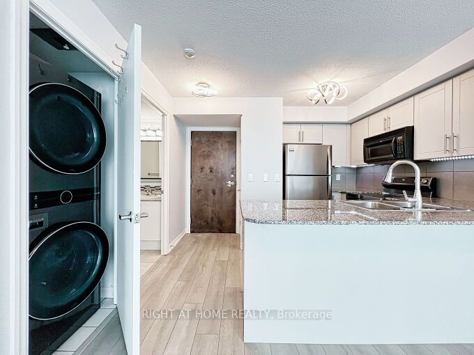16 Yonge St, #803