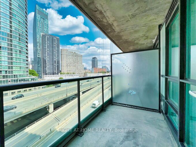 16 Yonge St, #803