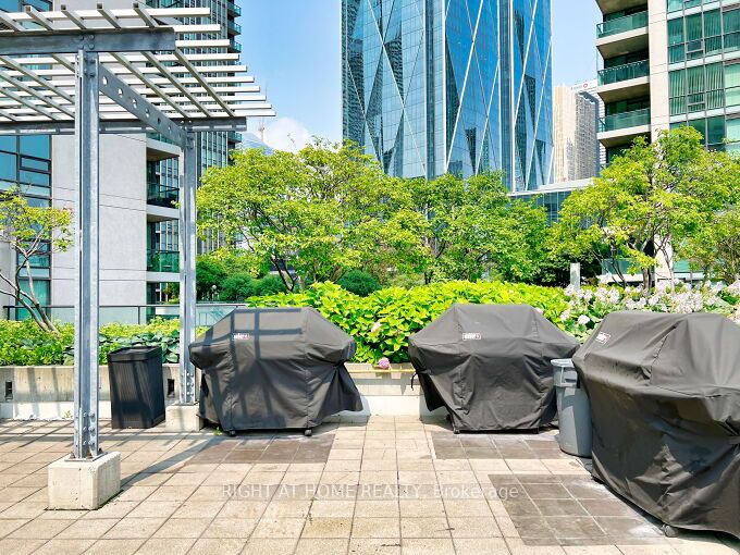 16 Yonge St, #803