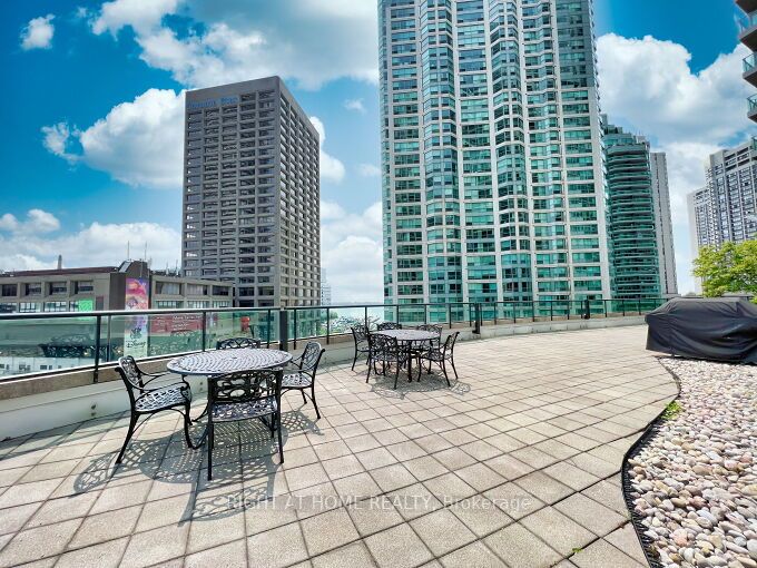 16 Yonge St, #803