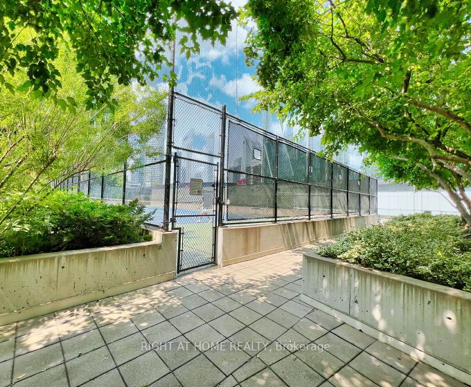 16 Yonge St, #803