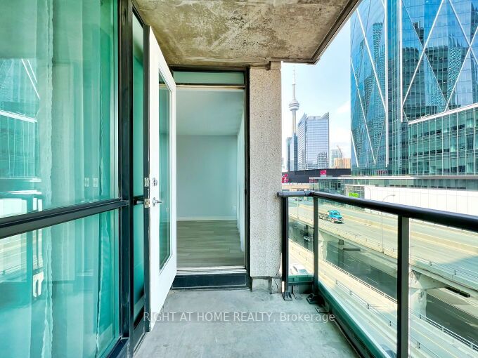 16 Yonge St, #803