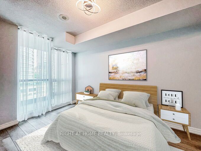 16 Yonge St, #803