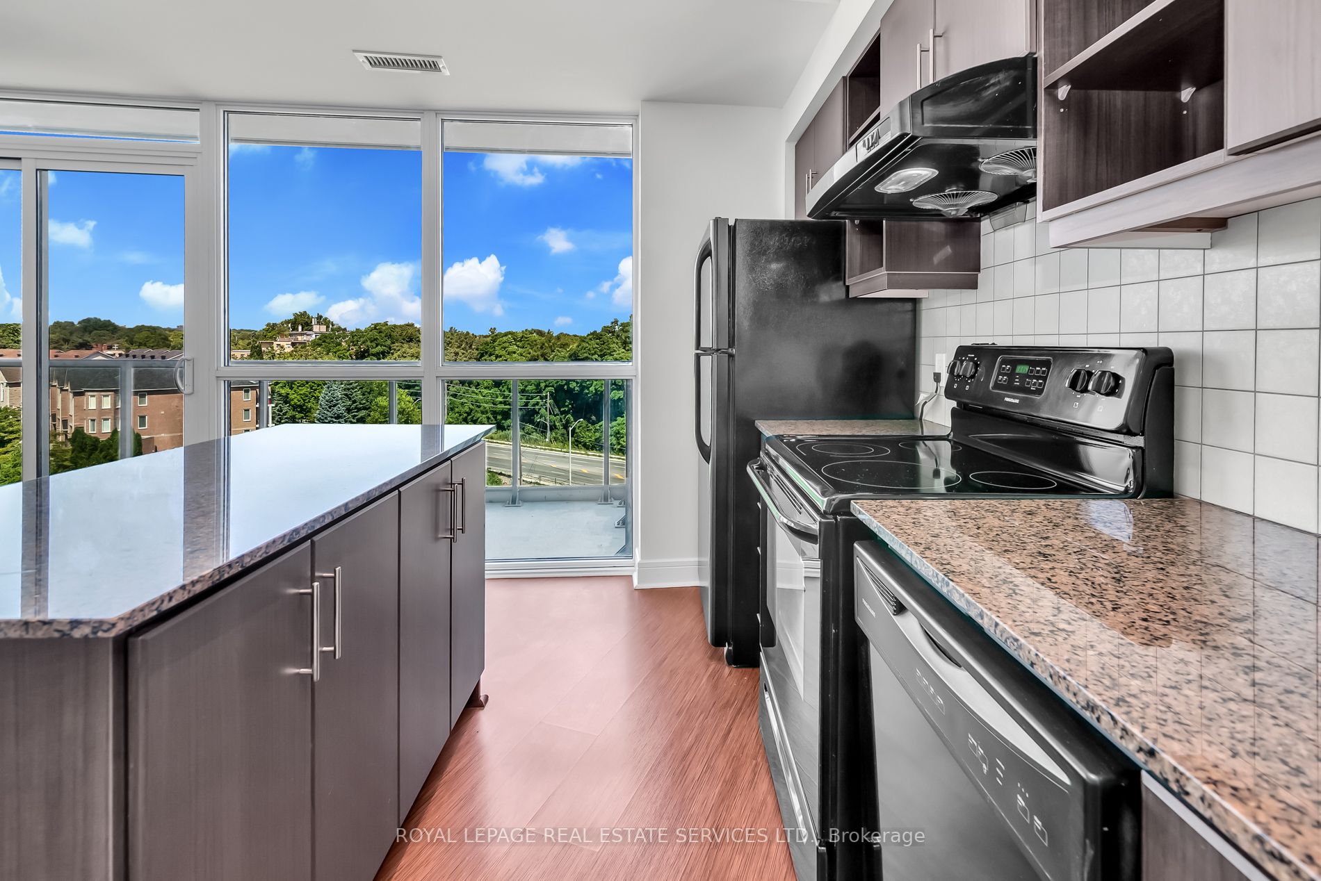35 Brian Peck Cres, #521
