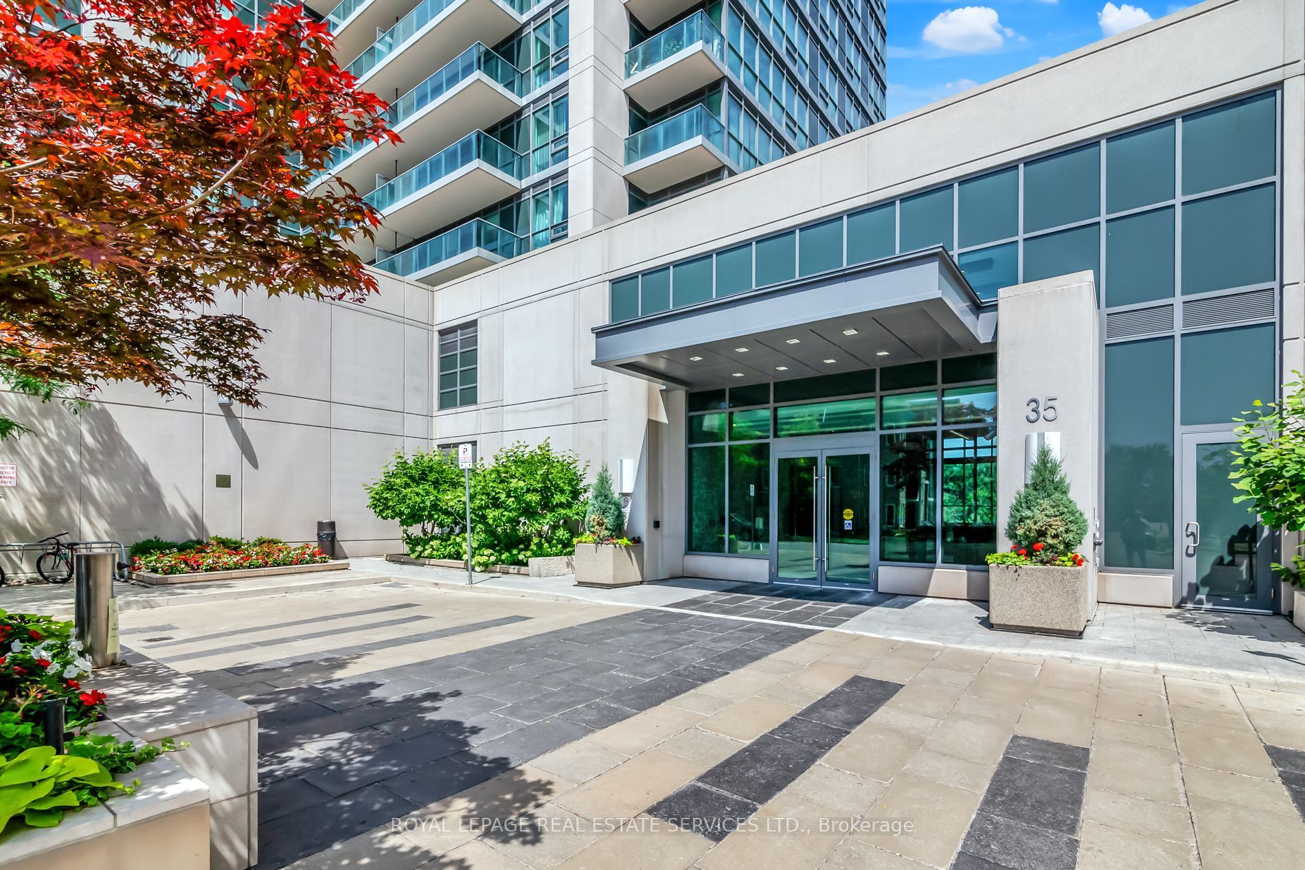 35 Brian Peck Cres, #521