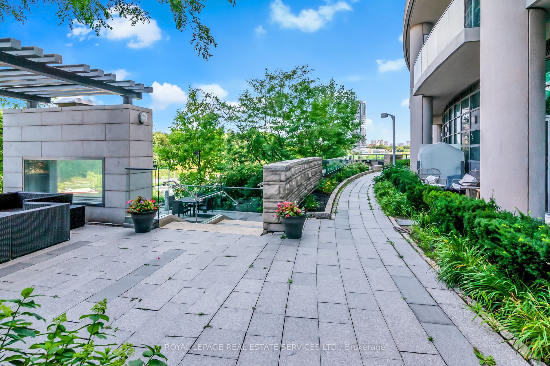 35 Brian Peck Cres, #521