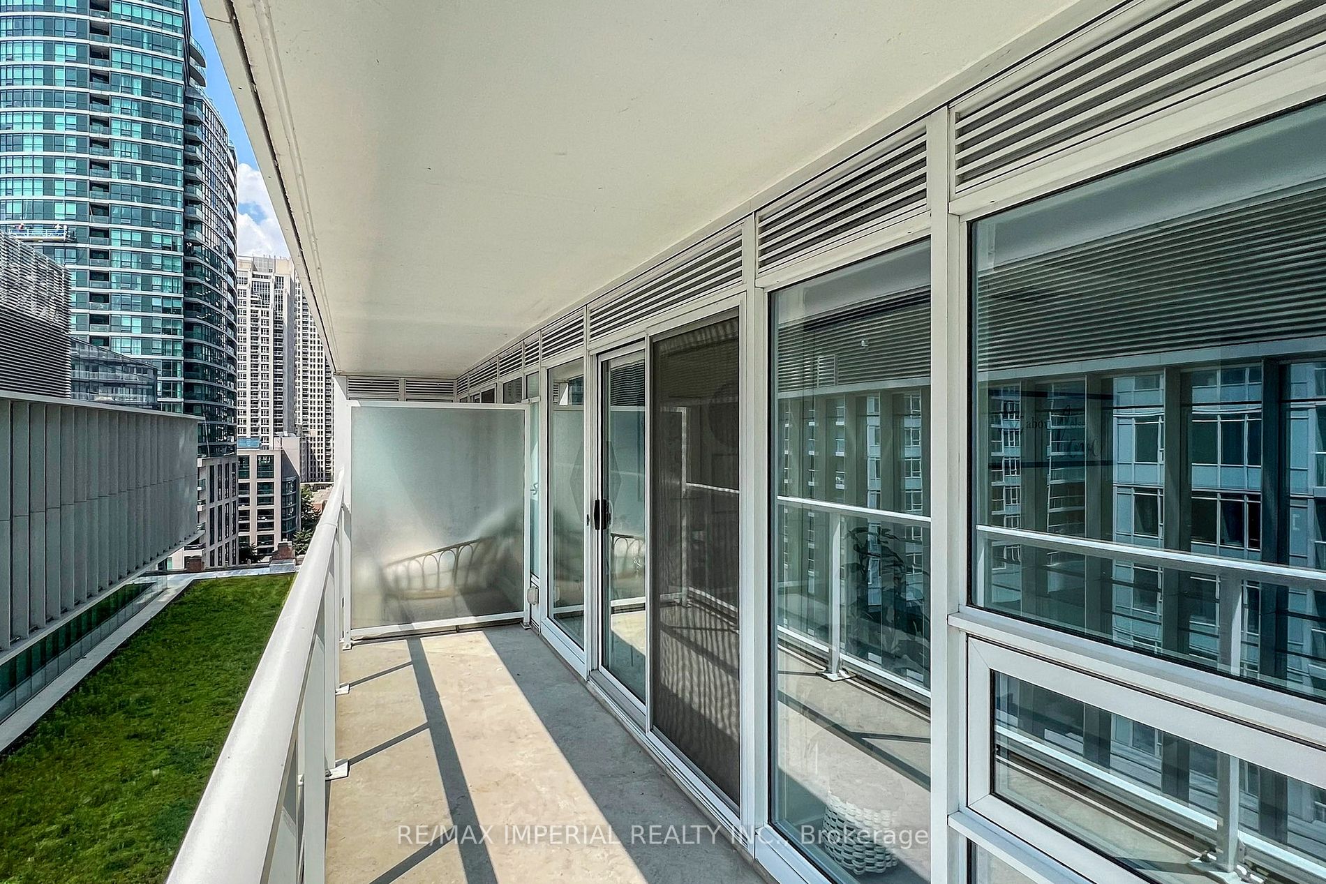 17 Bathurst St, #1001