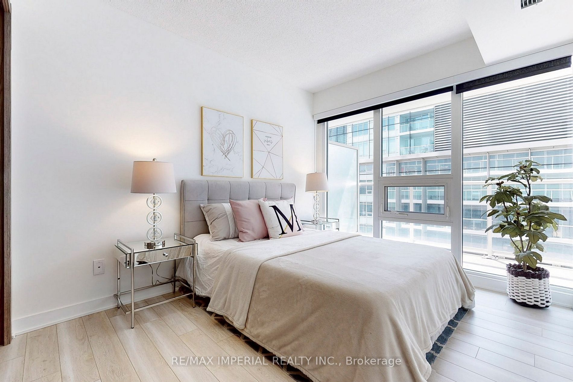 17 Bathurst St, #1001
