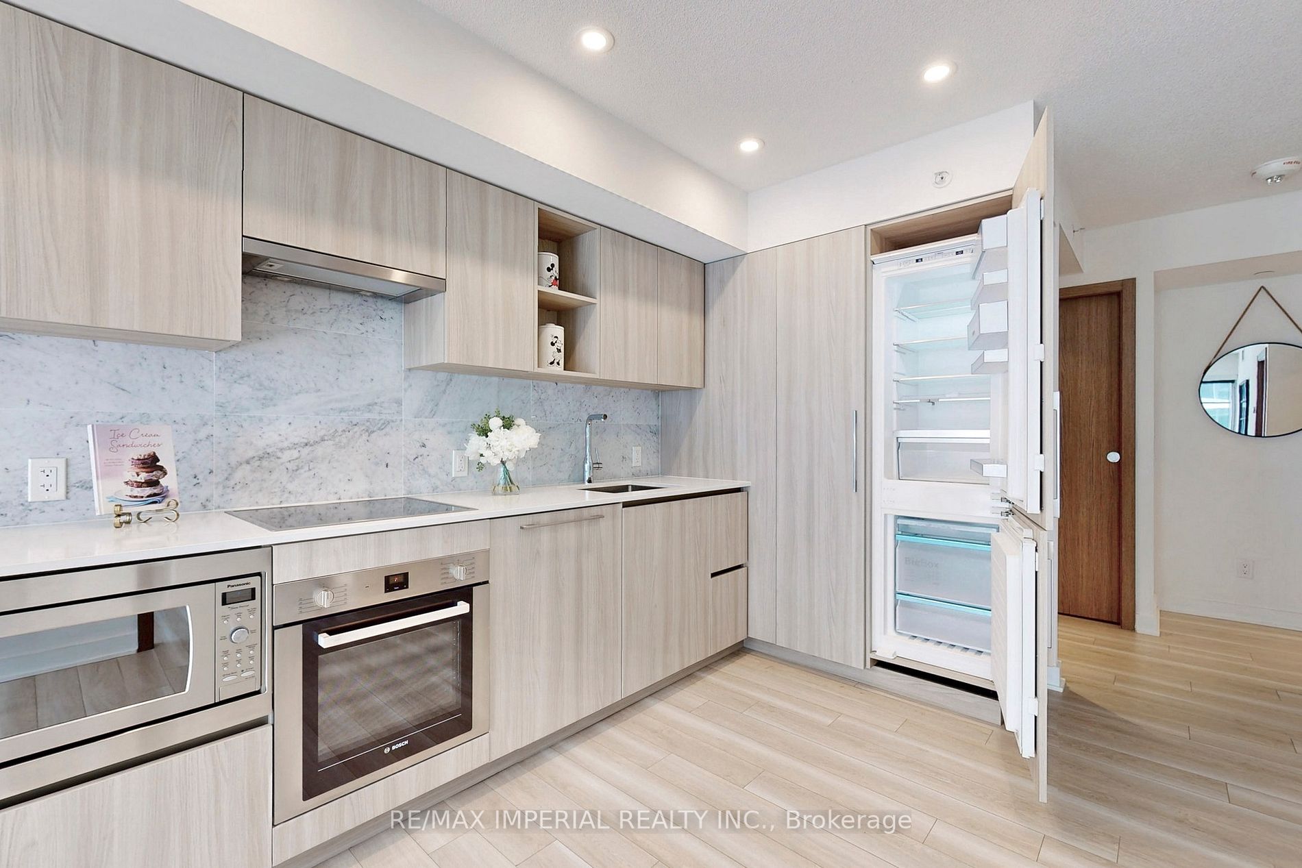 17 Bathurst St, #1001