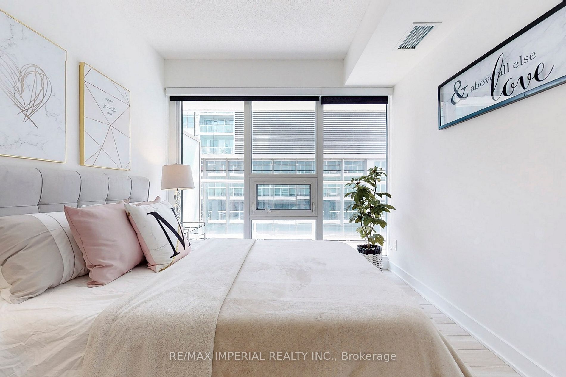 17 Bathurst St, #1001