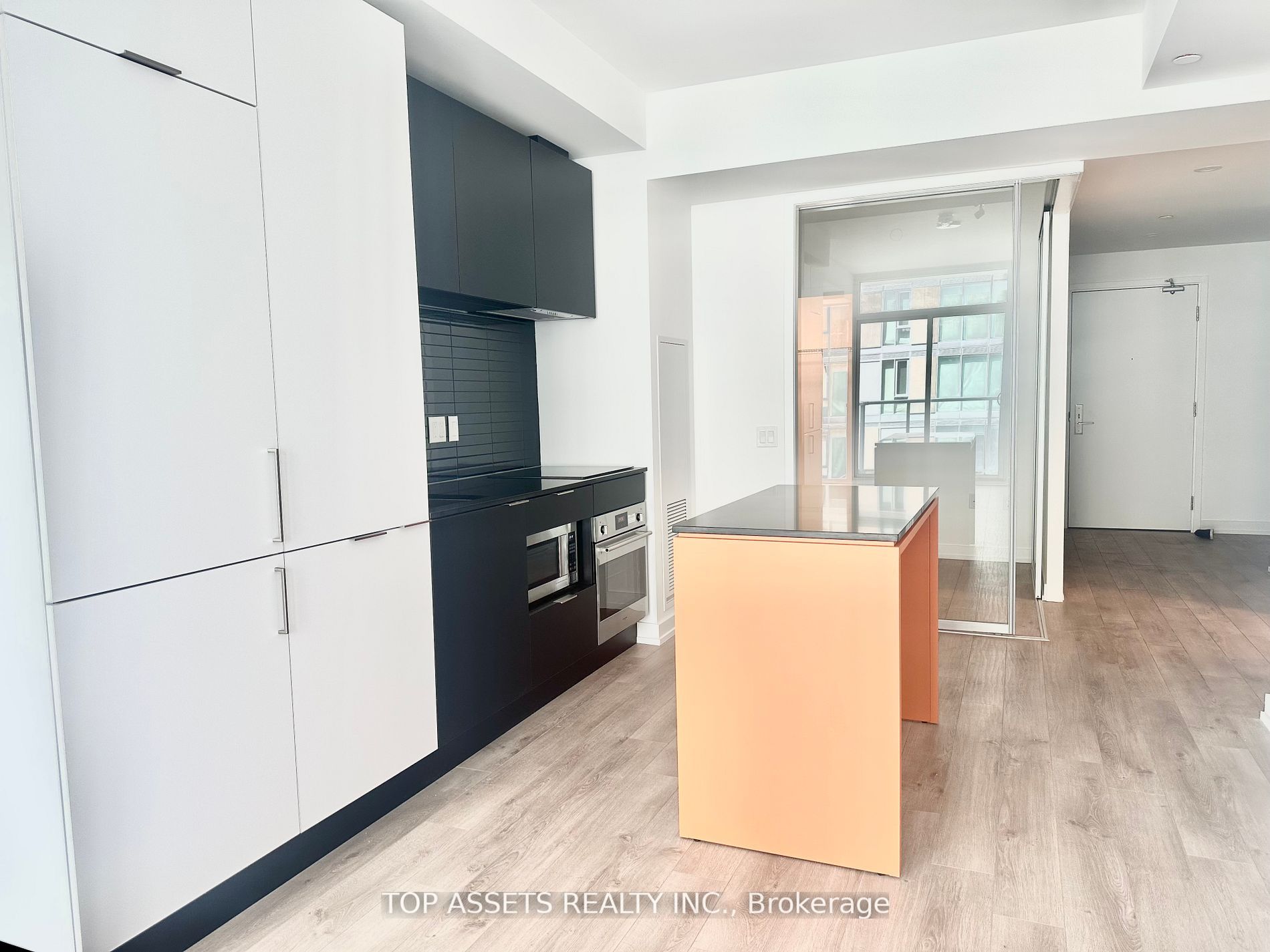 33 Helendale Ave, #803