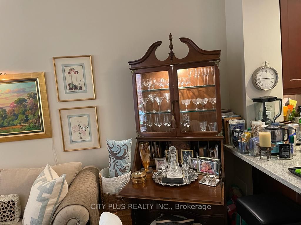 20 Burkebrook Pl, #221