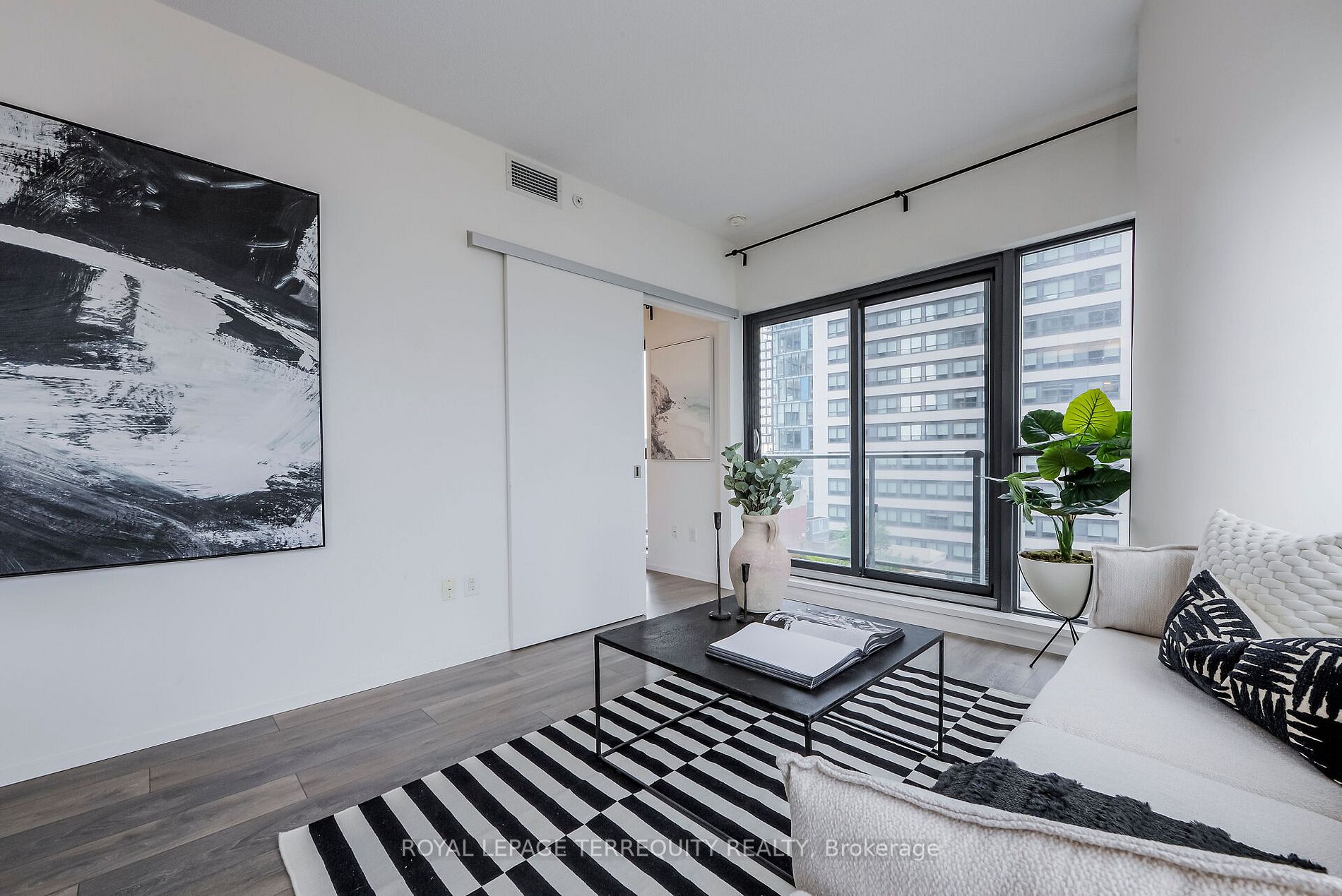 159 Dundas St E, #1601