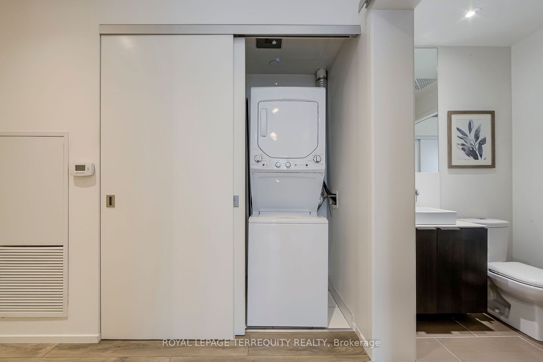 159 Dundas St E, #1601