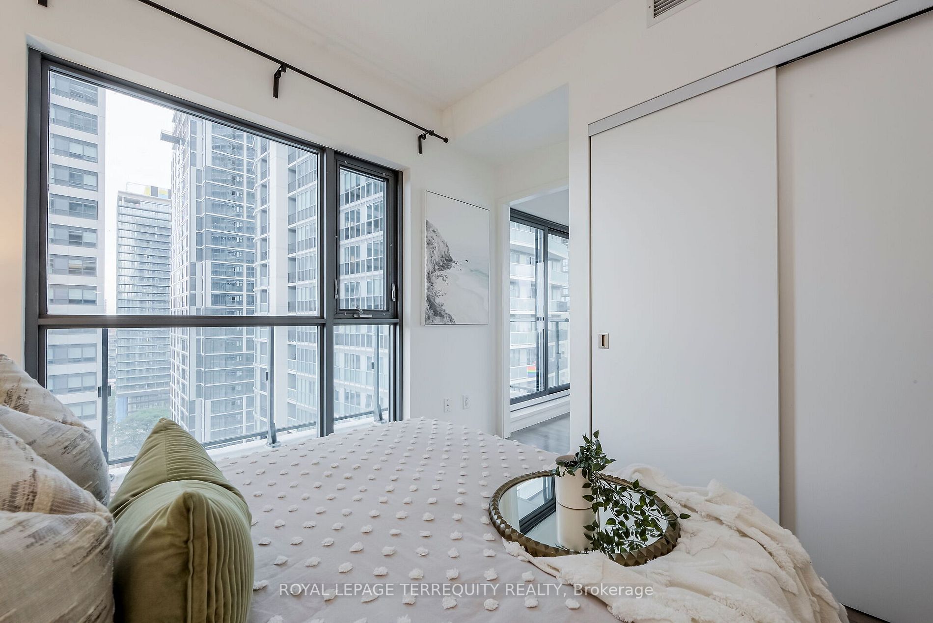 159 Dundas St E, #1601