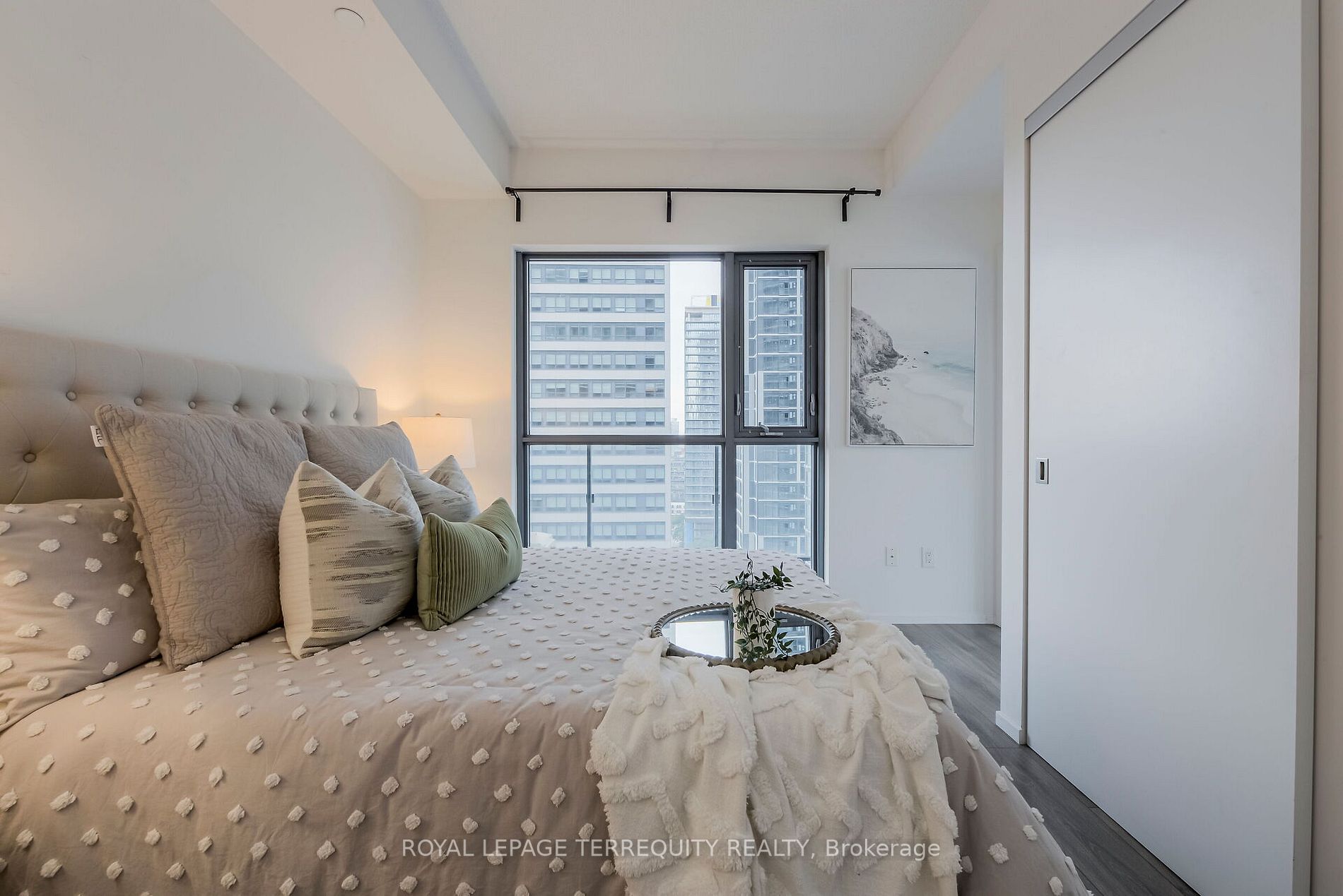 159 Dundas St E, #1601