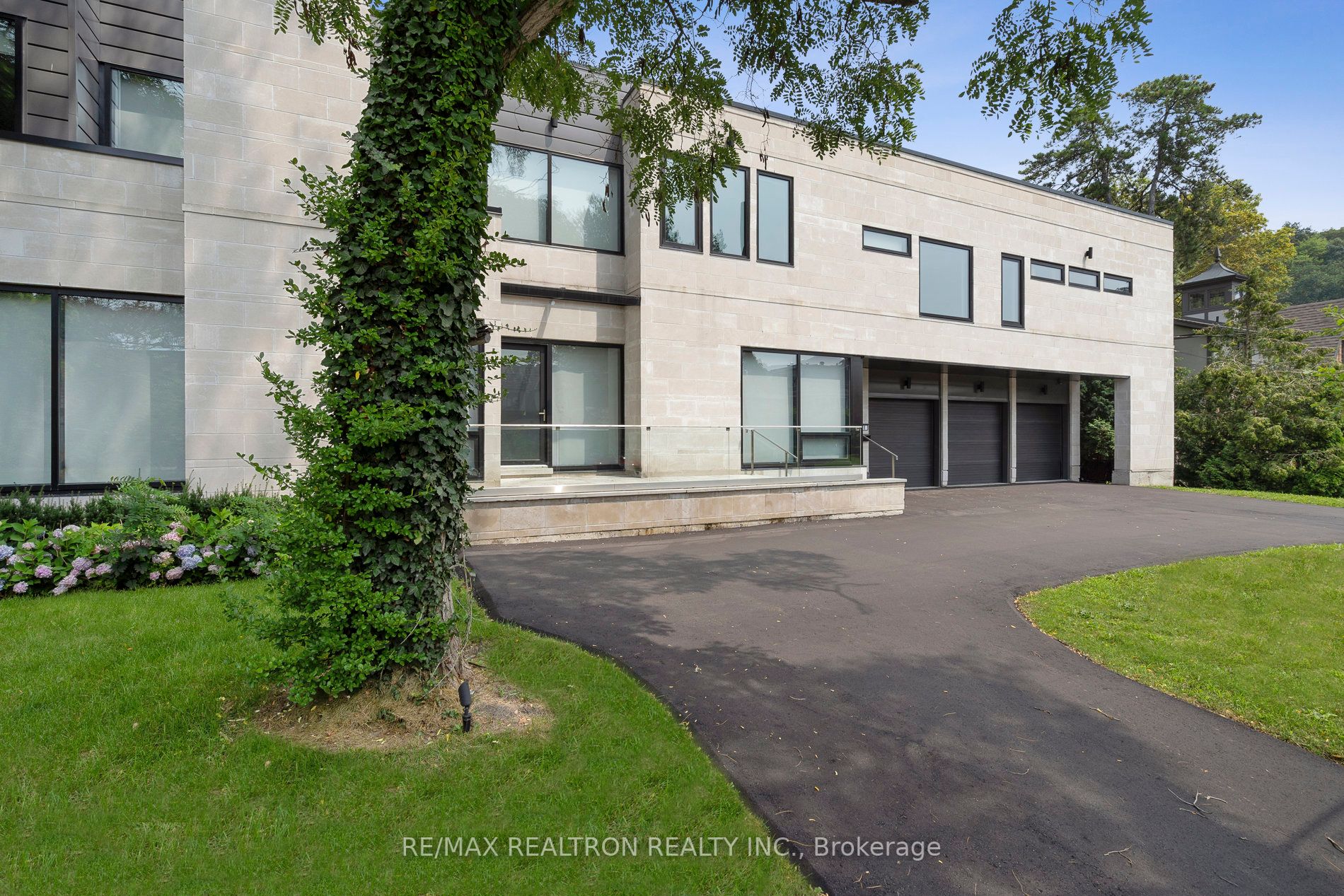 18 Green Valley Rd