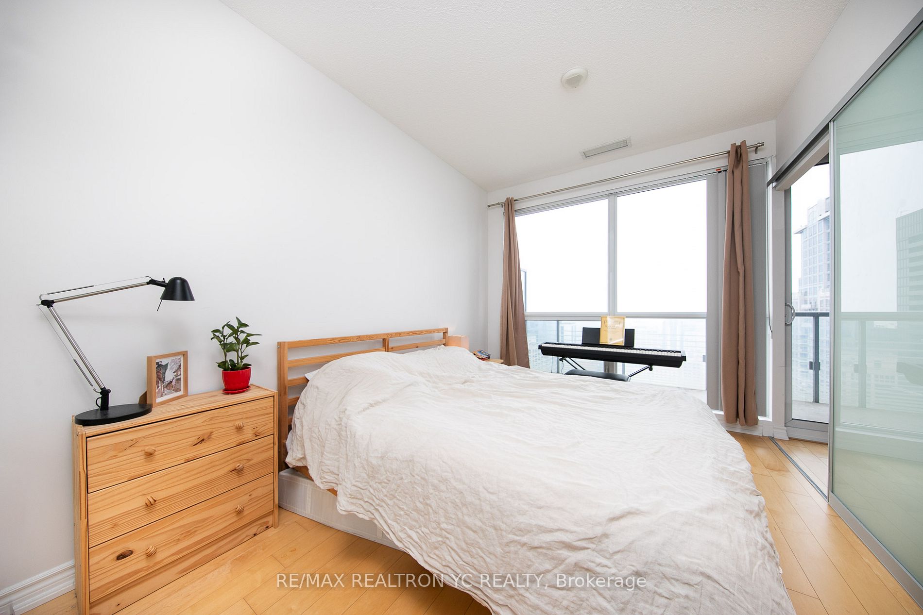 386 Yonge St, #3513