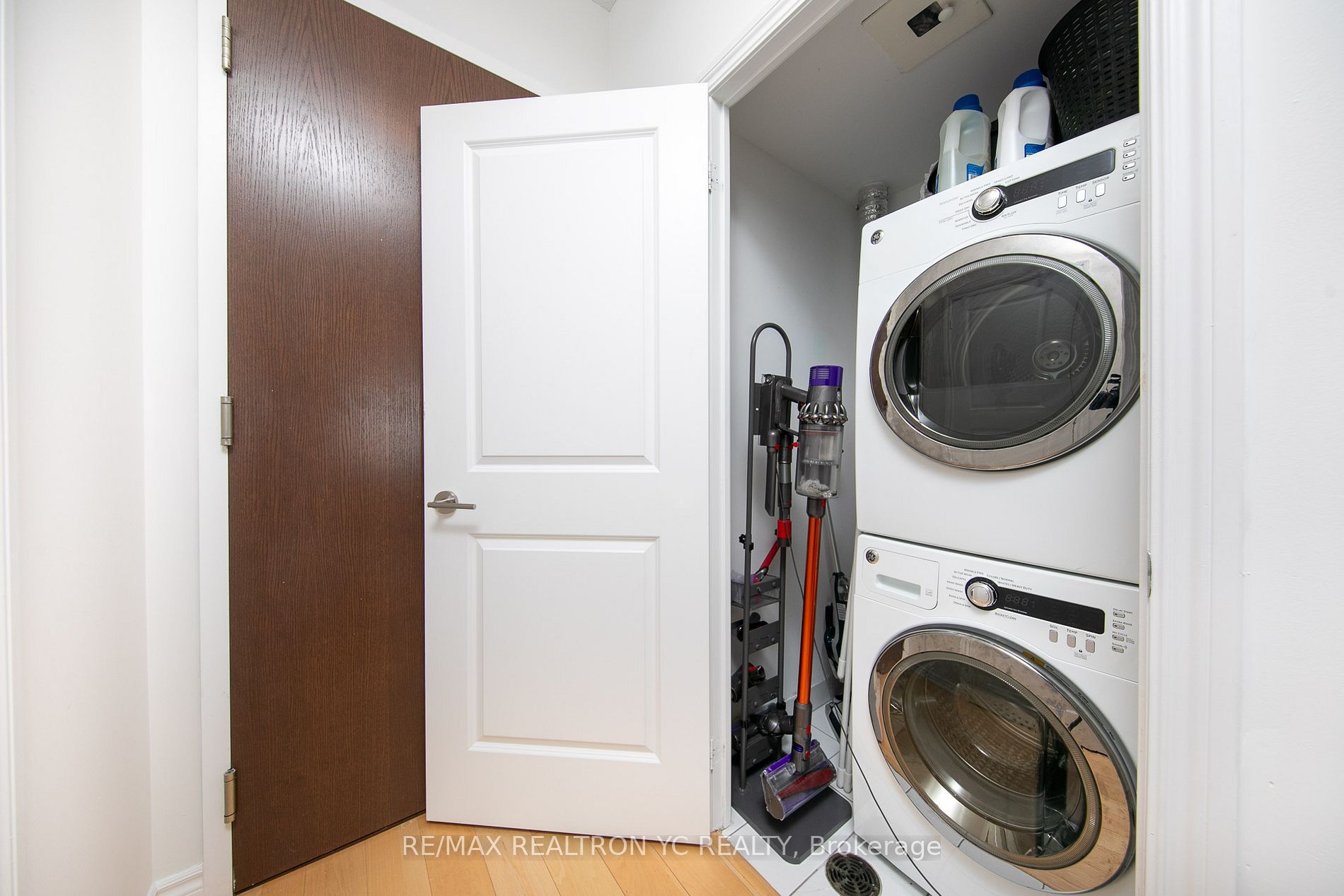 386 Yonge St, #3513