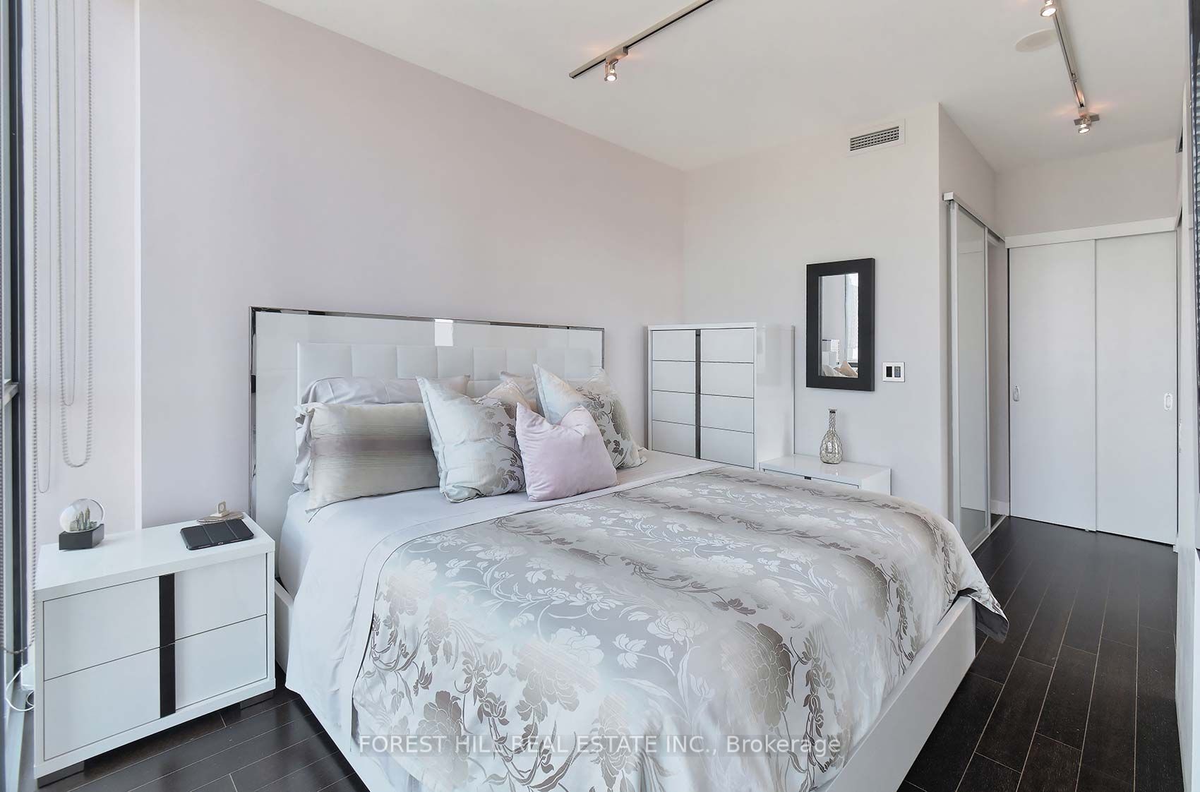 110 Charles St E, #2803