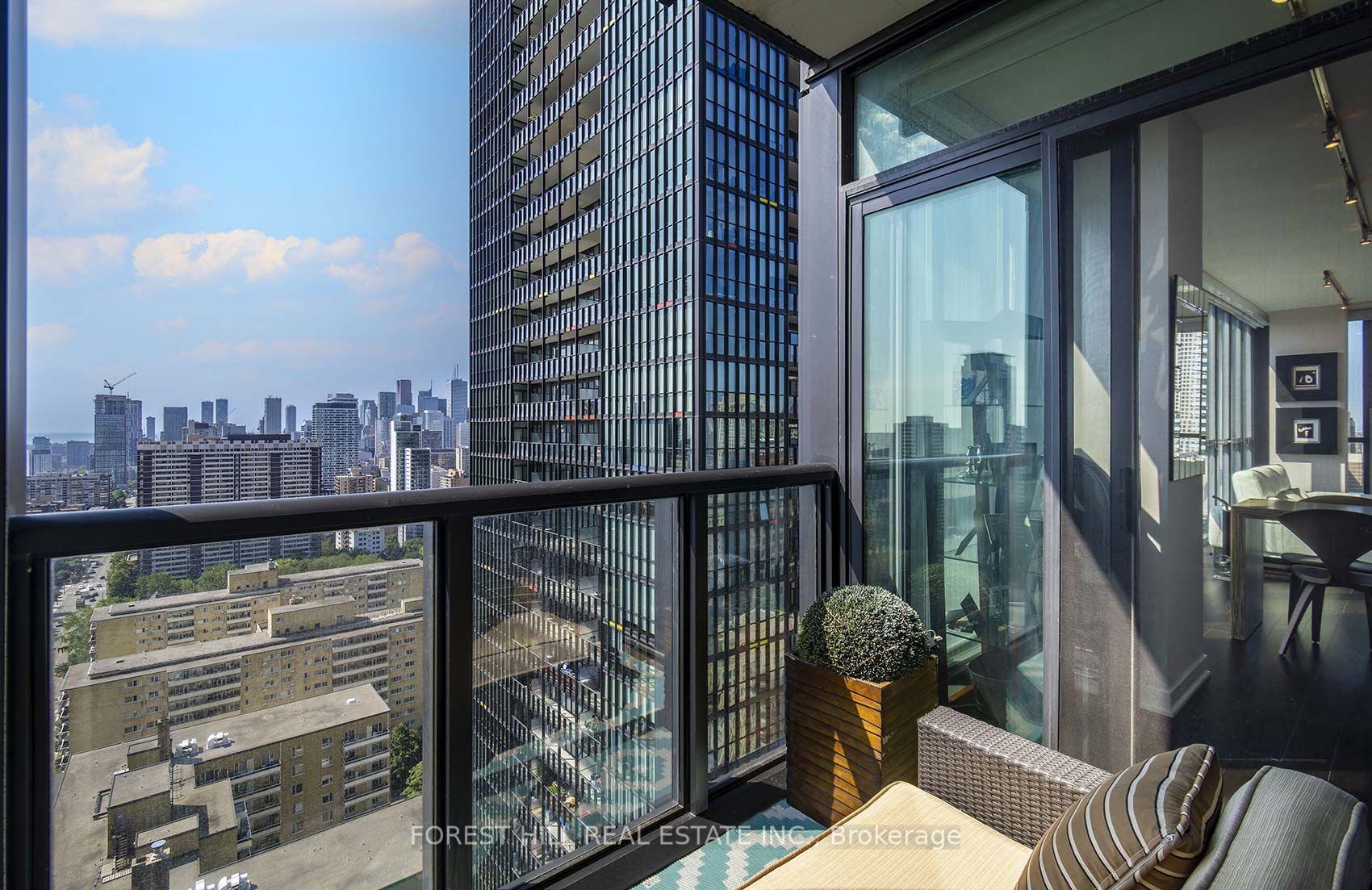 110 Charles St E, #2803