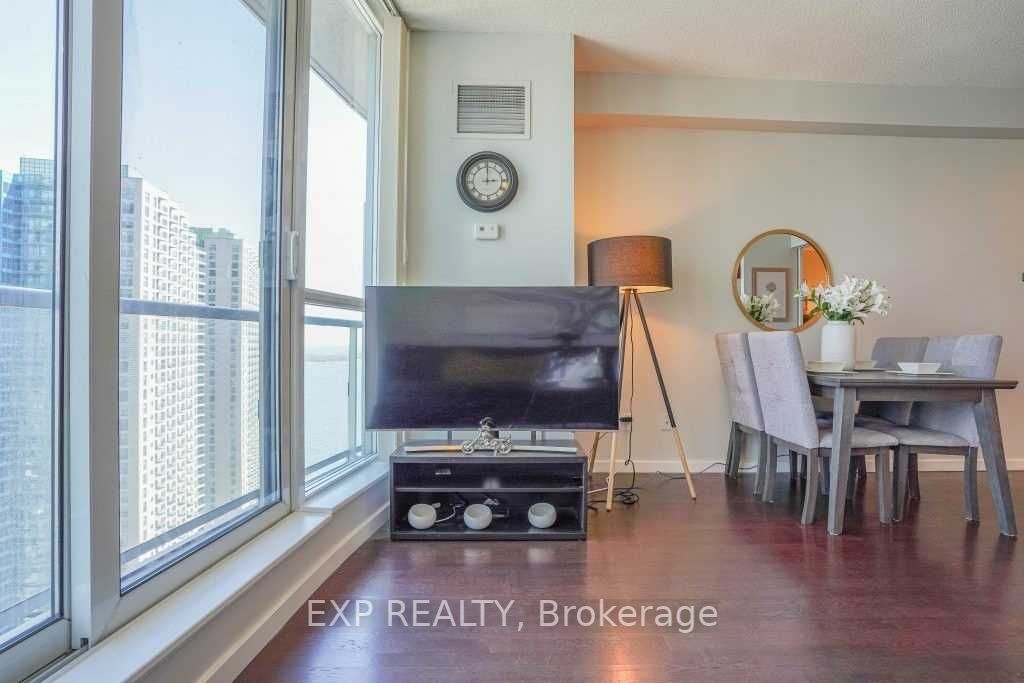 8 York St, #2704