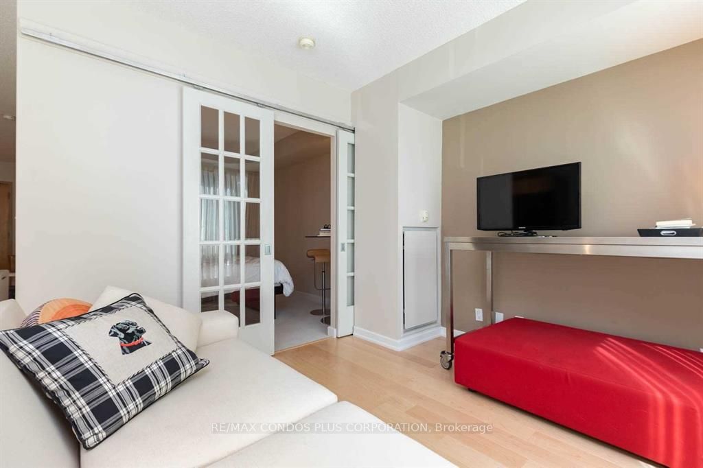 350 Wellington St W, #M04