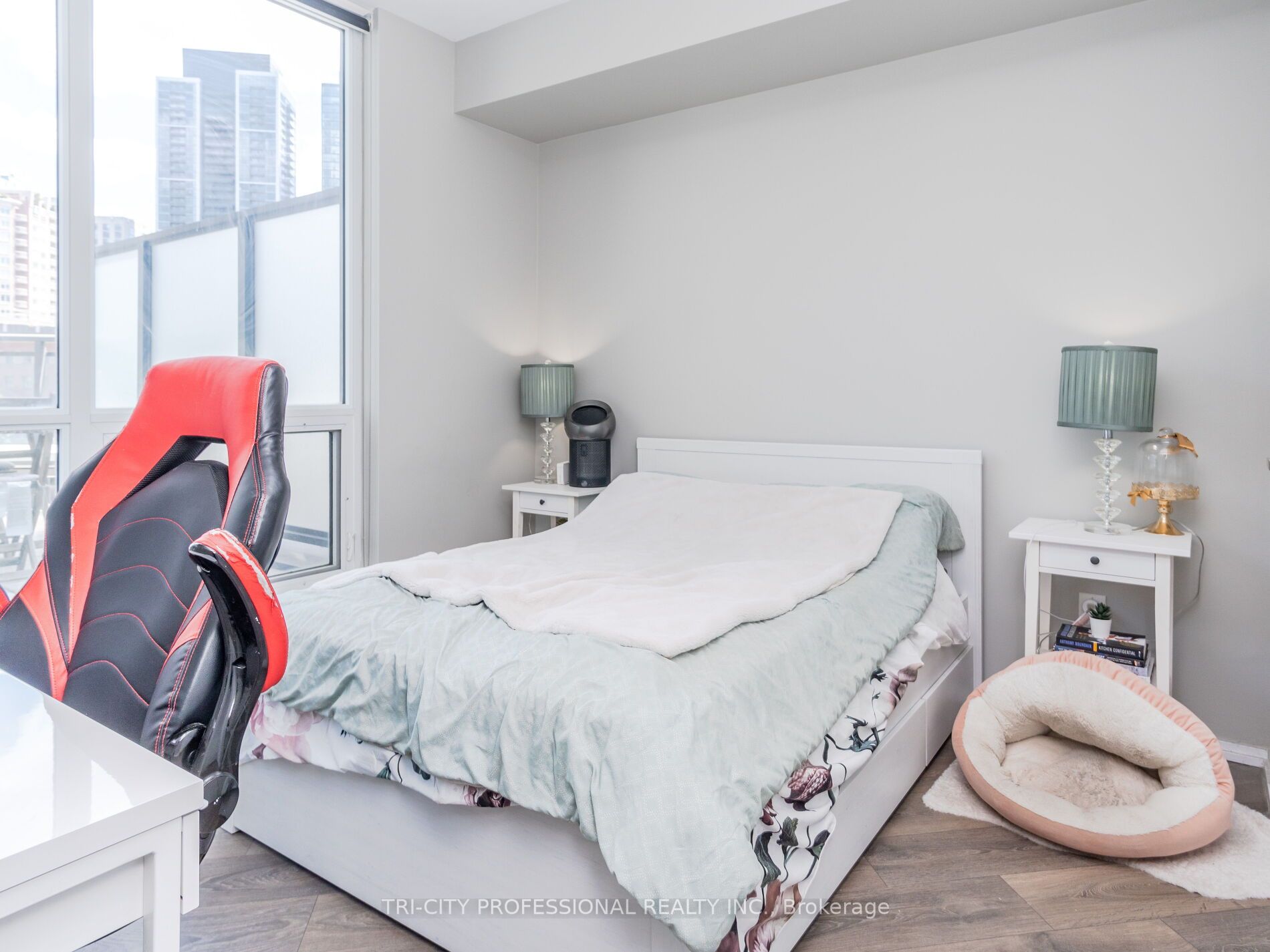 45 Charles St E, #709