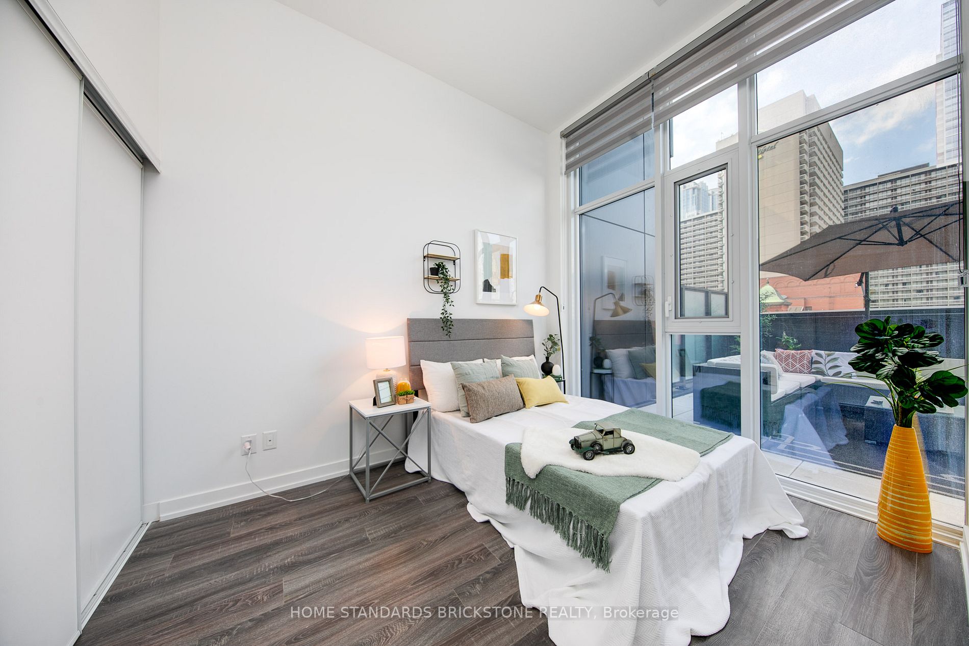 20 Edward St, #401