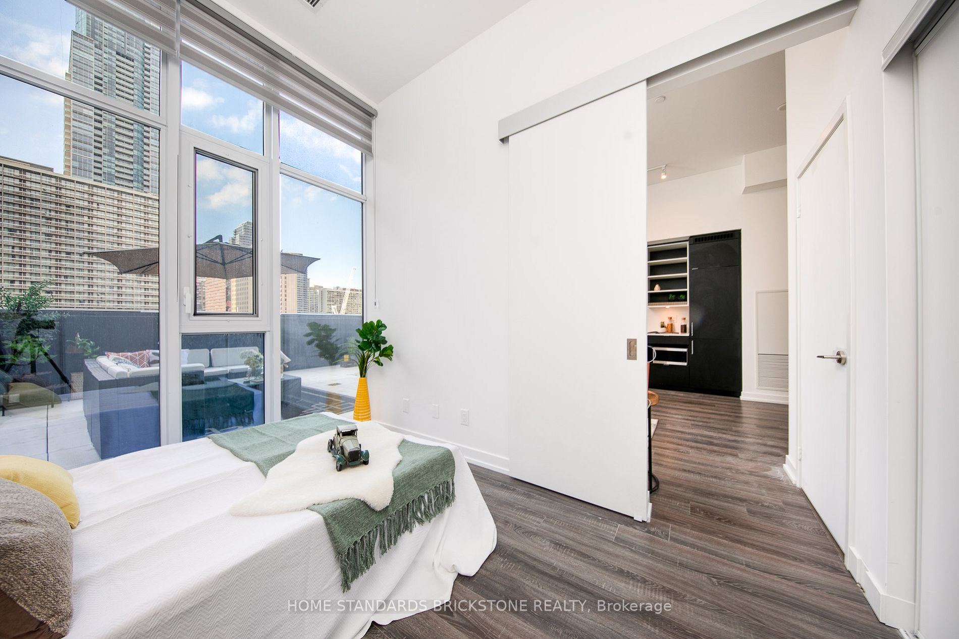 20 Edward St, #401