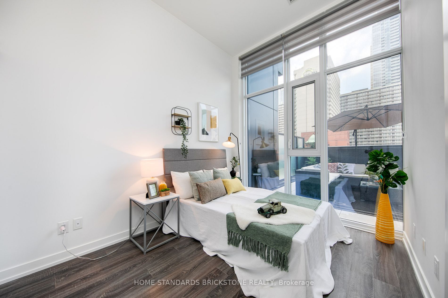 20 Edward St, #401