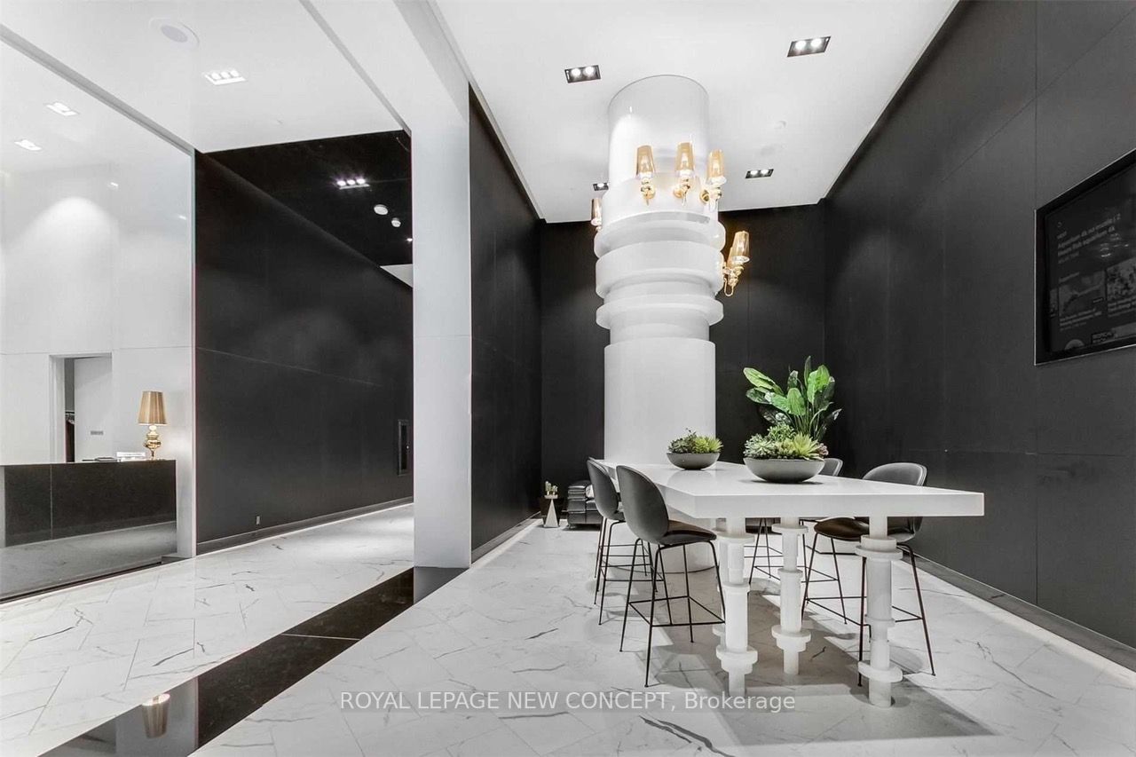 87 Peter St, #811