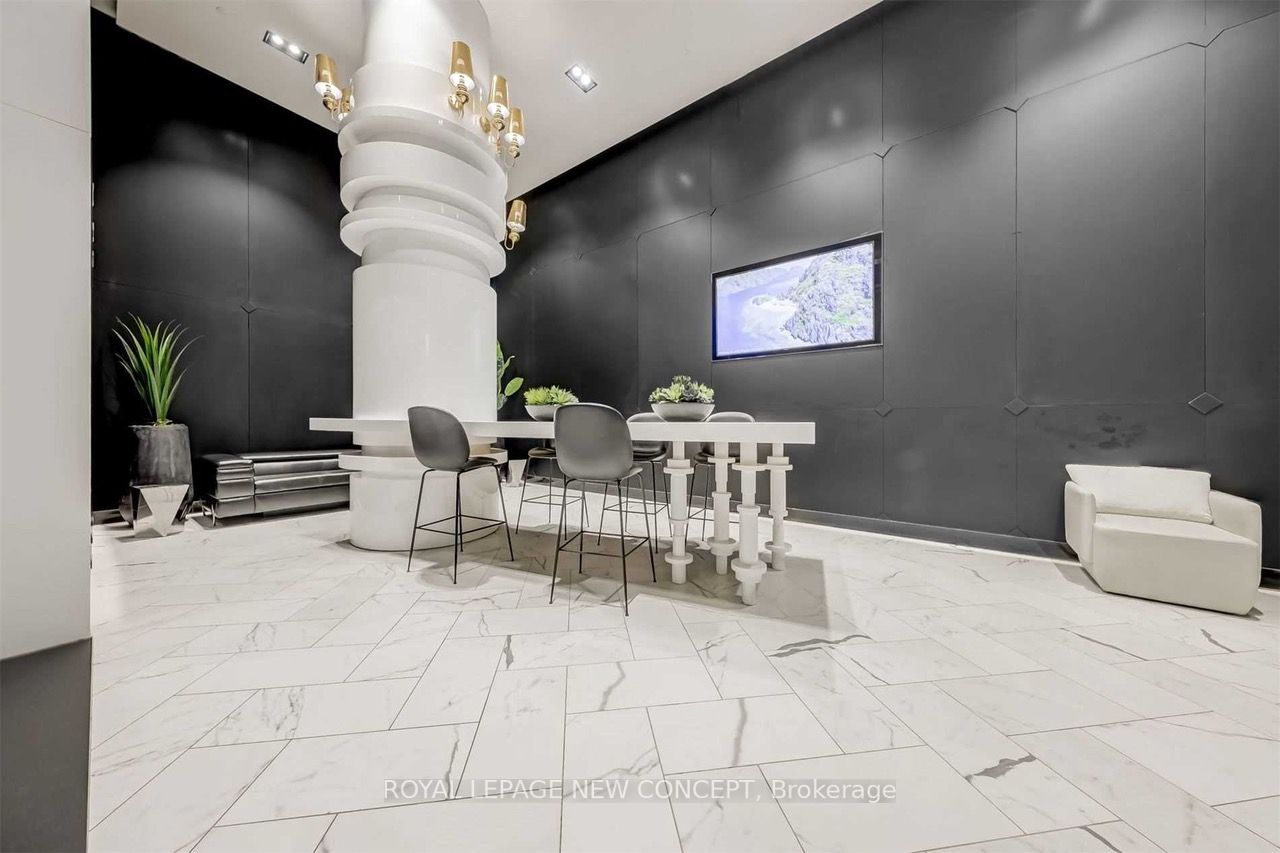 87 Peter St, #811